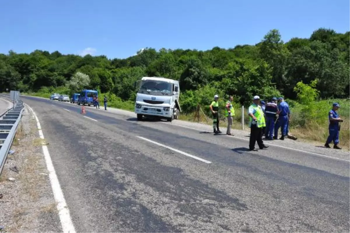 Otomobil Dere Yatağına Uçtu: 2 Ölü, 3 Yaralı