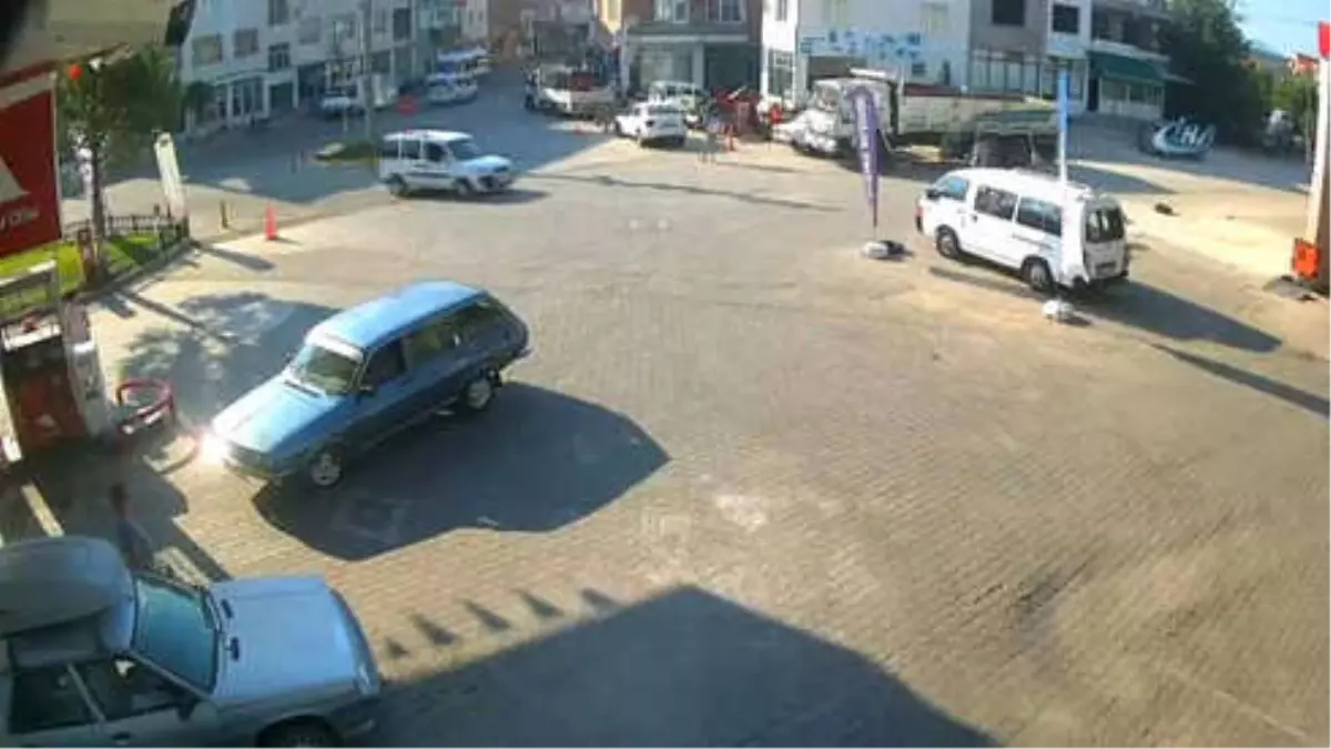 Paraları Saçan Koltuk Değnekli Hırsız, Önce Şirket Çalışanlarının, Sonra da Polisin Elinden...