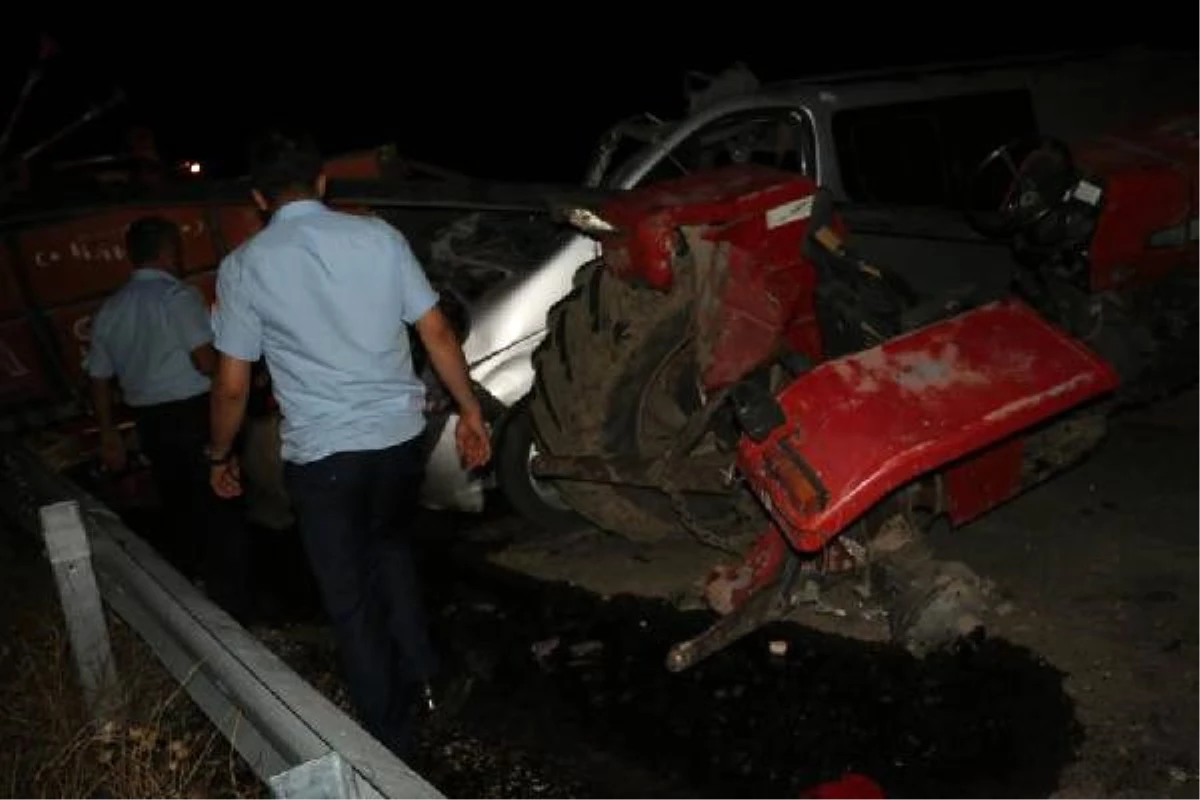 Samsat\'ta Minibüs ile Traktör Çarpıştı: 2 Ölü, 5 Yaralı