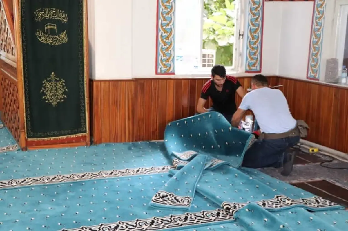 Siirt\'te Bazı Camilerin Halıları Yenilendi