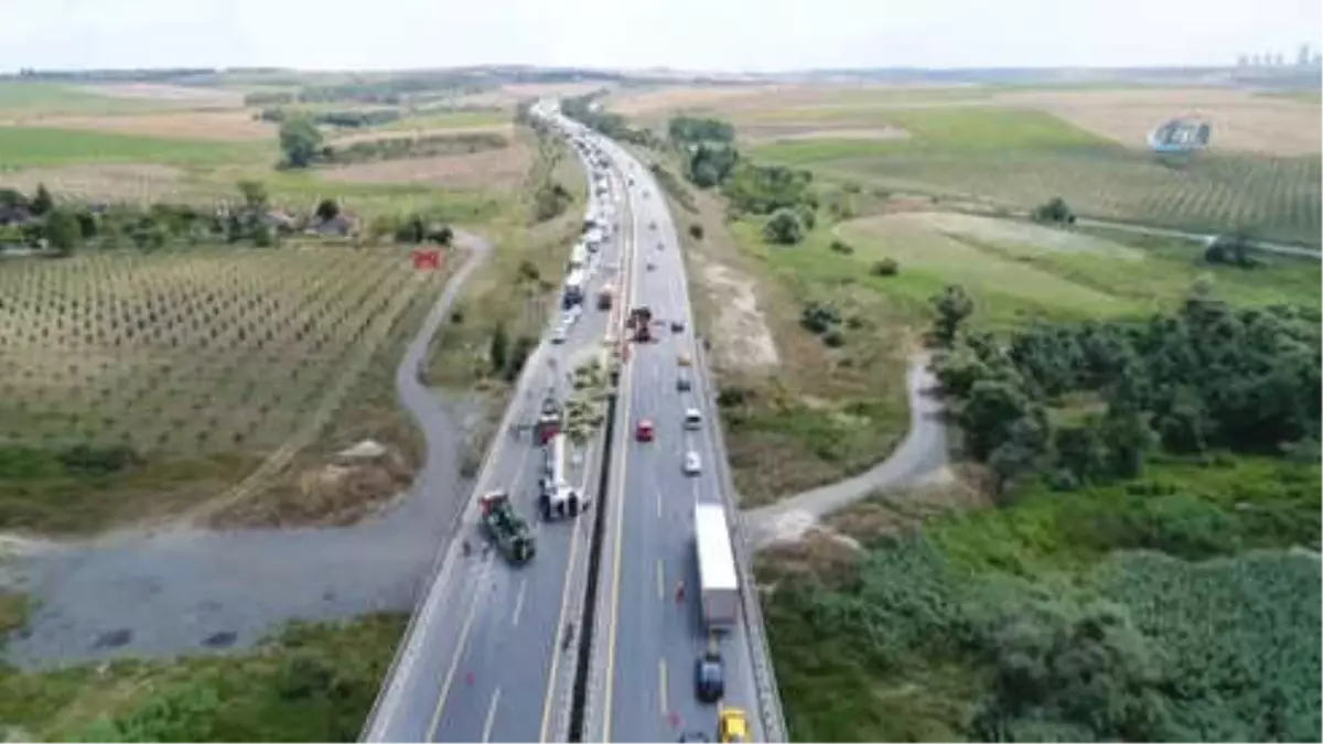 Tem Otoyolu\'nda Saman Yüklü Kamyon Devrildi, Oluşan Trafik Havadan Görüntülendi