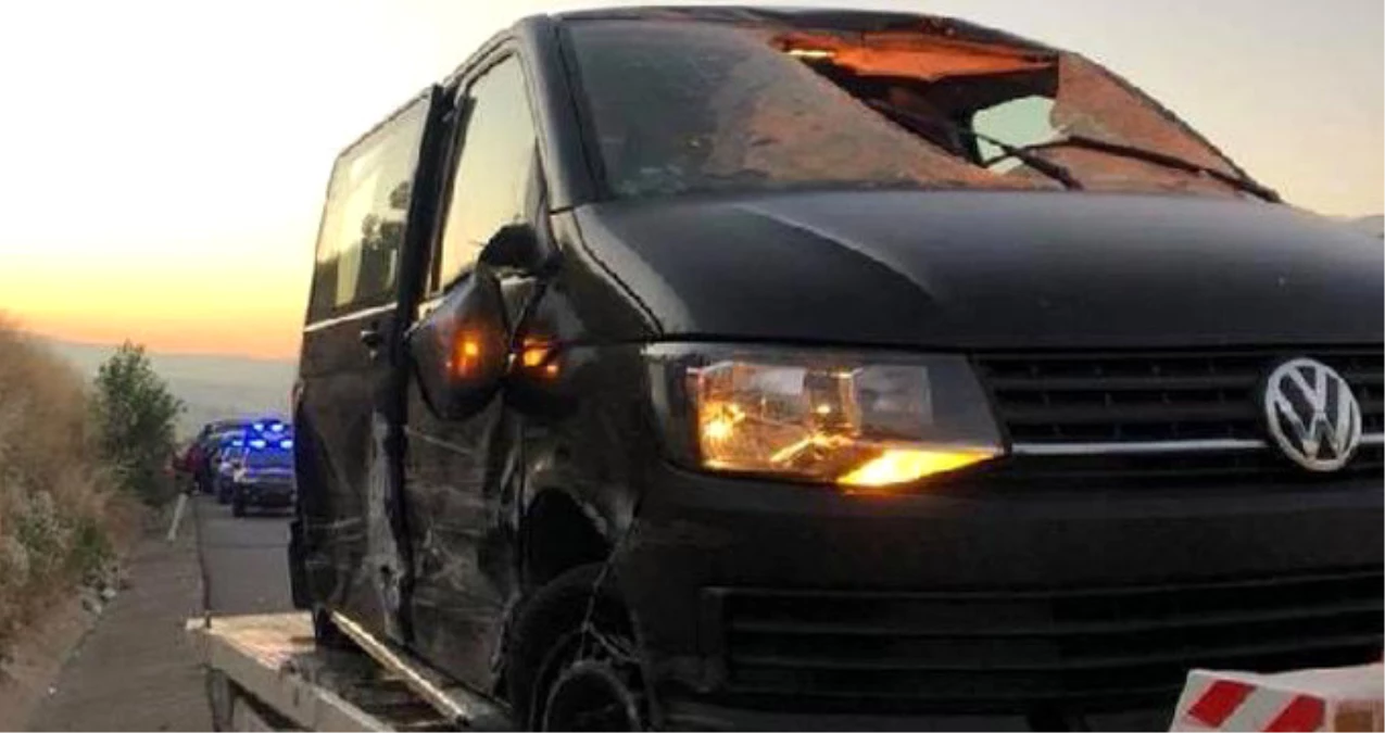 TIR\'dan Kopan Tekerlek Karşı Şeritteki Minibüsün İçine Girdi: 1 Ölü, 4 Yaralı