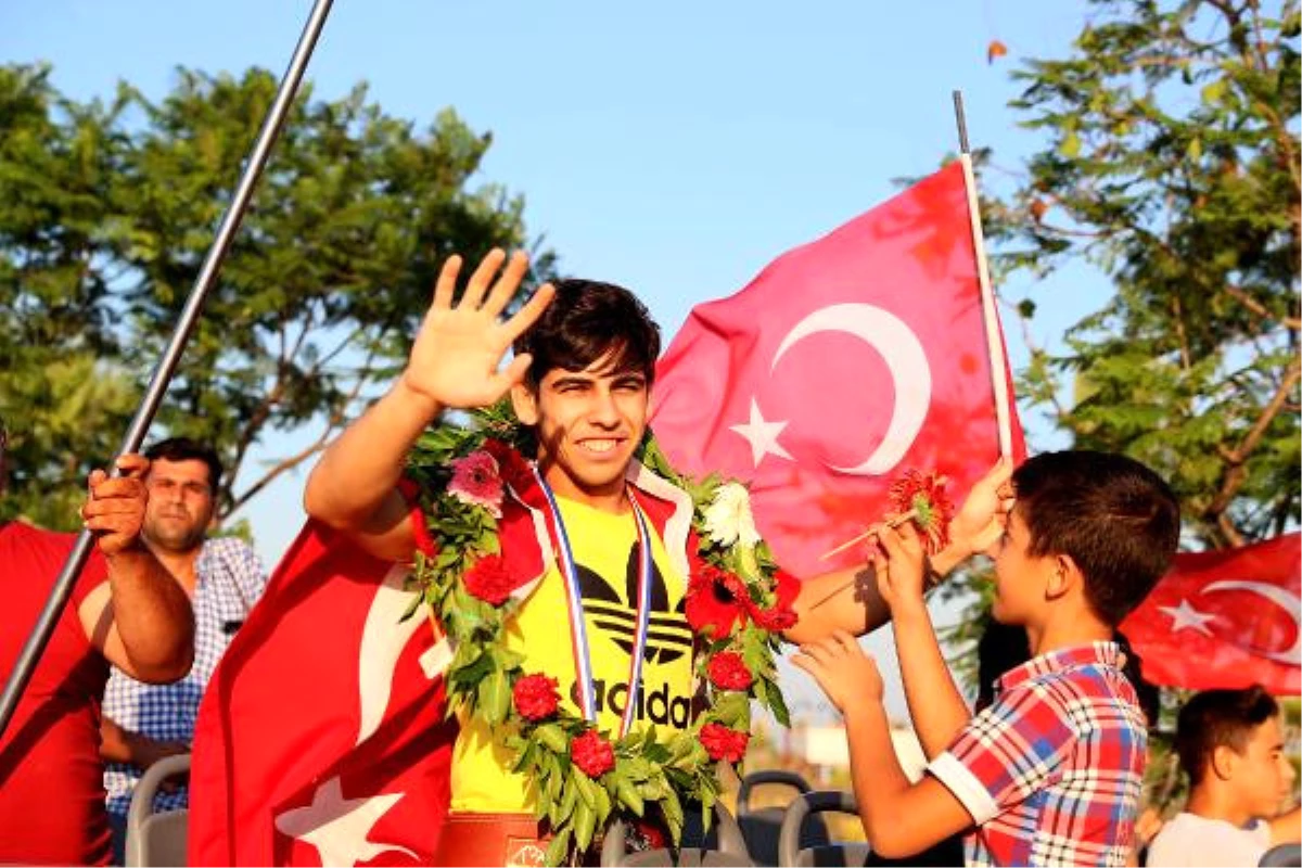 Türkiye\'nin Şampiyonluk Hasretini Bitiren Hamza\'ya Özel Karşılama
