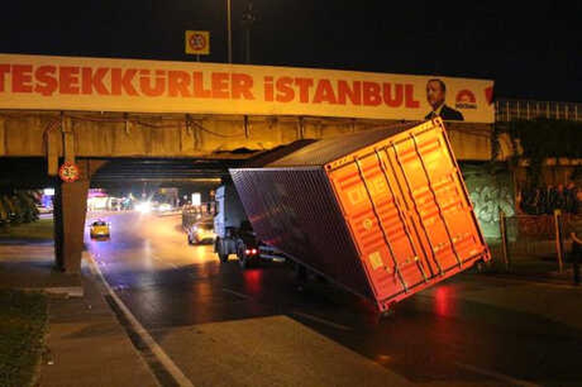 Unkapanı Köprüsü\'ne Sıkışan Tır\'ın Dorsesi Yan Yattı (Geniş Haber)