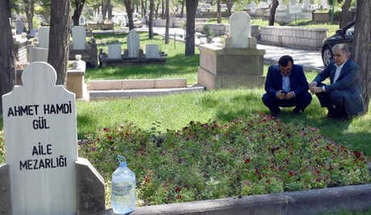 Abdullah Gül, Babasının Mezarını Ziyaret Etti