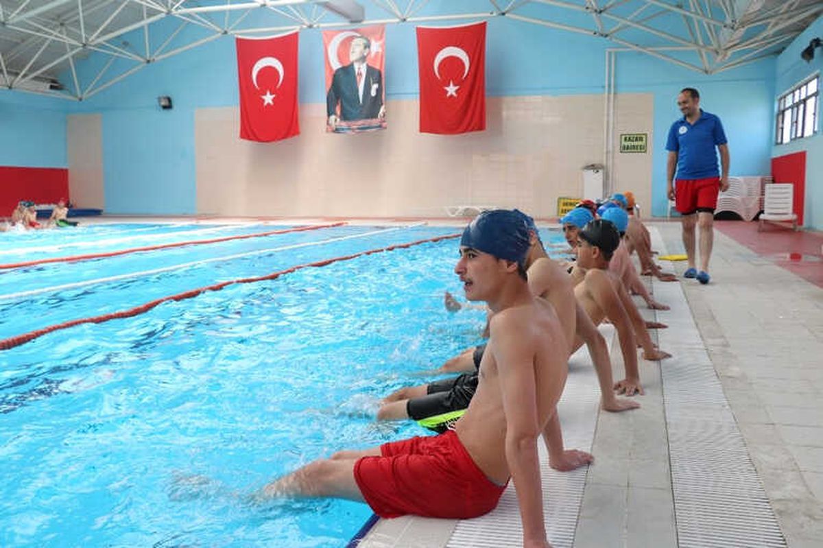 Ağrı\'da Sıcaktan Bunalan Çocuklar Havuzda Serinliyor