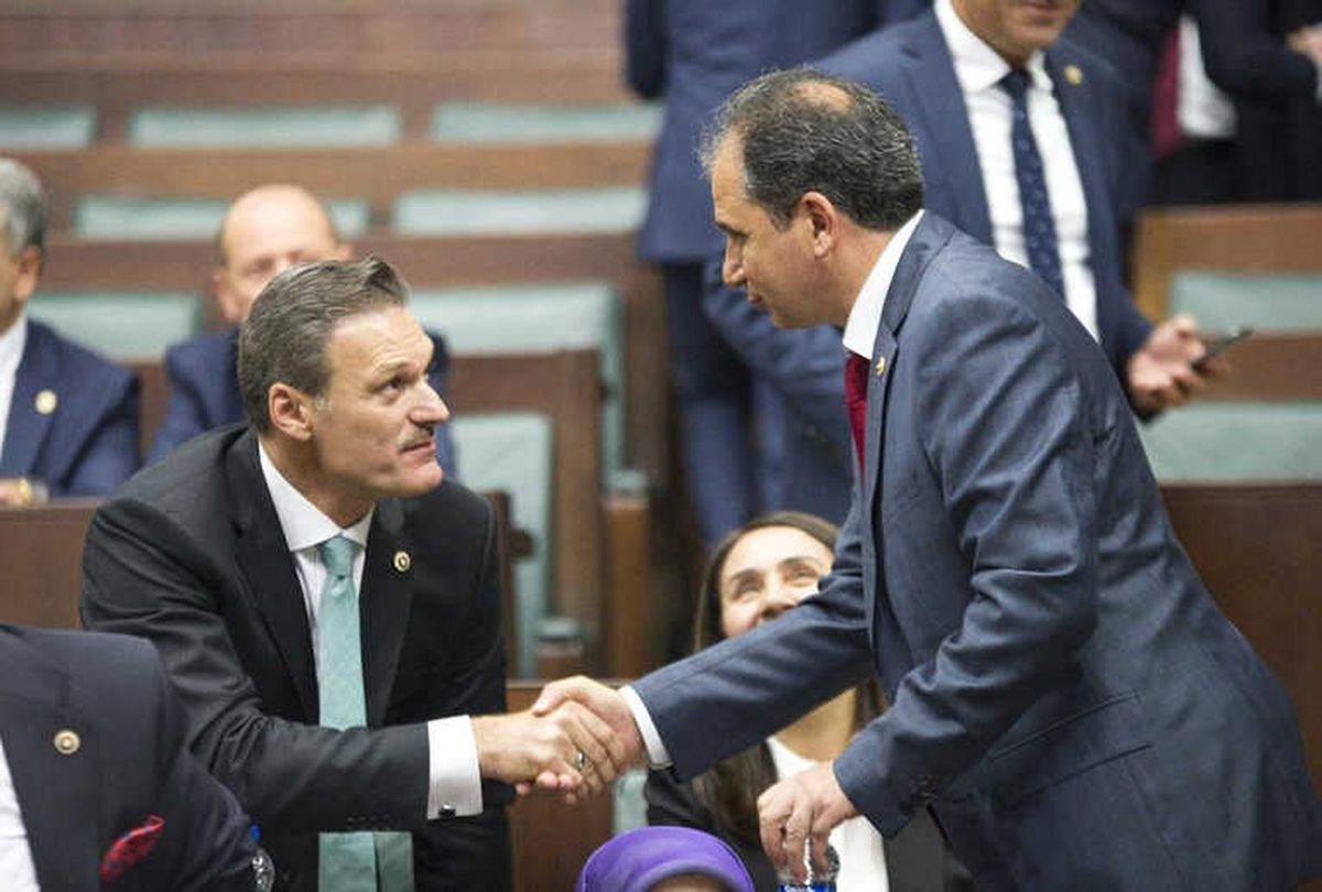 AK Parti\'nin Yeni Milletvekilleri Grup Toplantısı Öncesi Birbirlerini Tebrik Etti