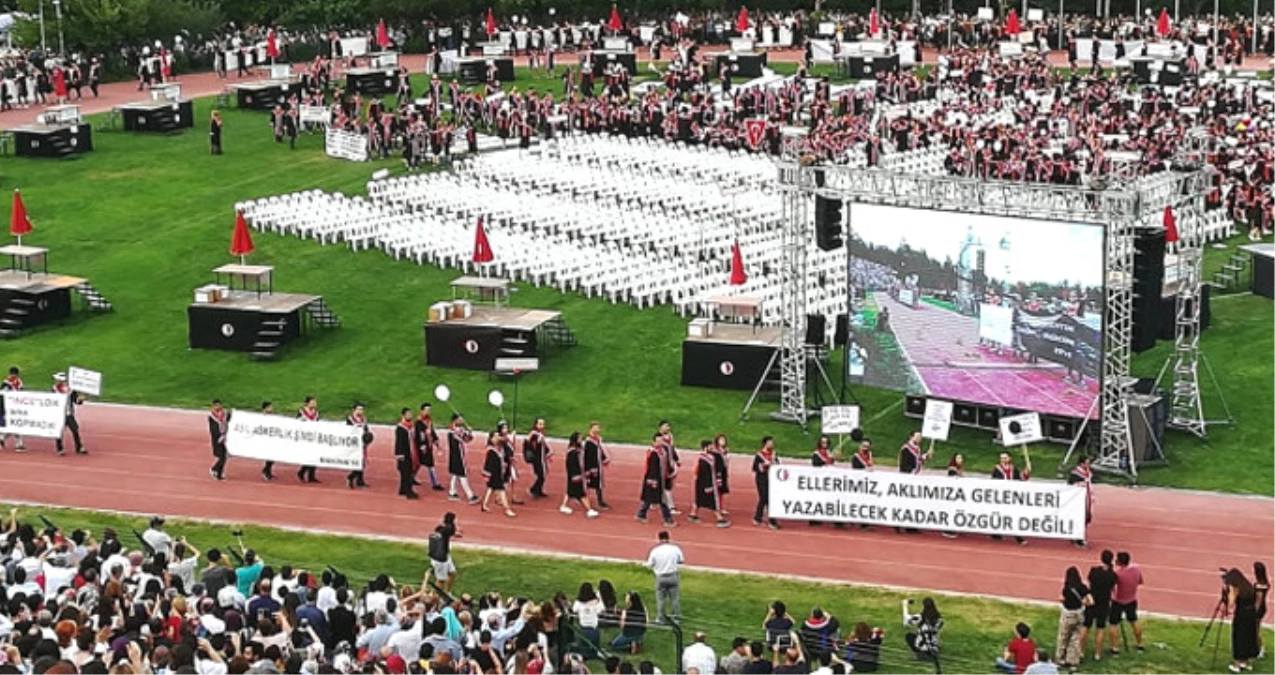 ODTÜ Mezuniyet Töreninde Erdoğan\'a Hakaret Pankartı Taşıyan 3 Kişiye Gözaltı