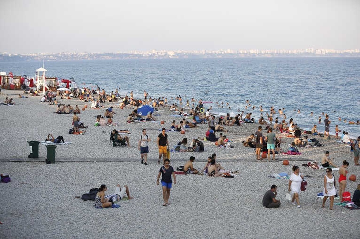Antalya\'lılardan Konyaaltı Sahili\'ne Yoğun İlgi