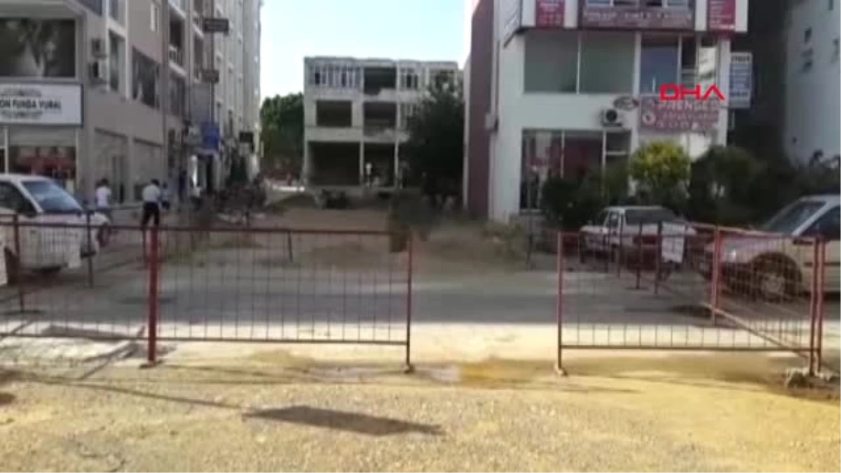 Antalya Serik\'te Bariyerlerle Kapanan Yol Açıldı