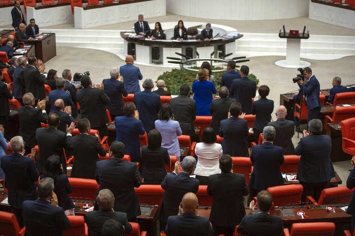 CHP İstanbul Milletvekili Enis Berberoğlu İsmi Okununca CHP\'liler Ayakta Alkışladı