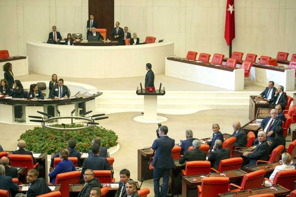Hdp\'li Barış Atay\'a Ant İçme Esnasında Vatandaşlardan Tepki