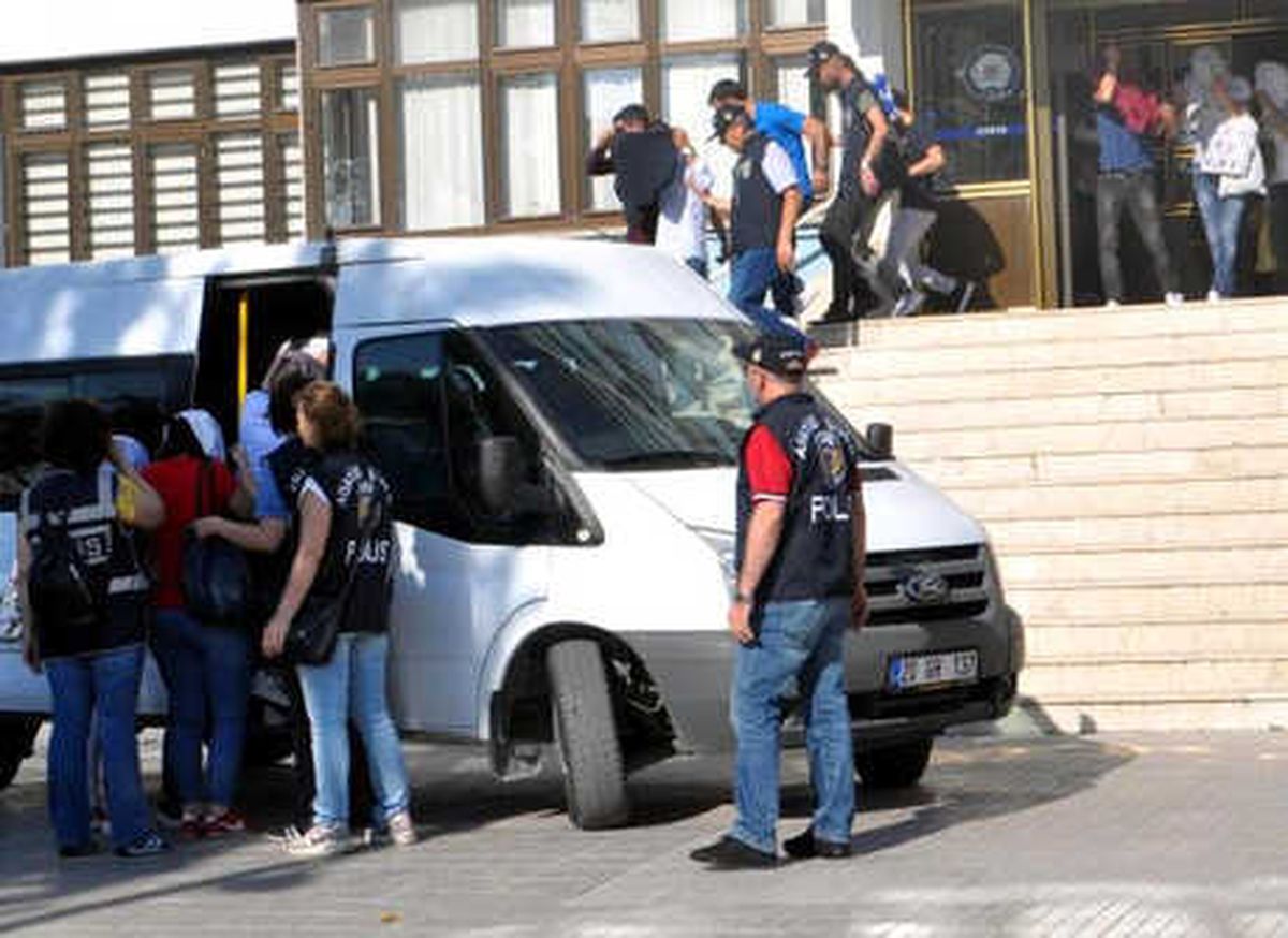 İnternette Cinsel İlişki İlanıyla Dolandırıcılığa 8 Tutuklama