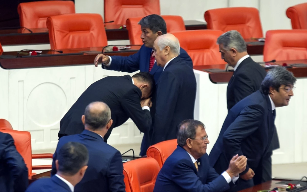 İYİ Parti Milletvekili, MHP Lideri Devlet Bahçeli\'nin Elini Öptü