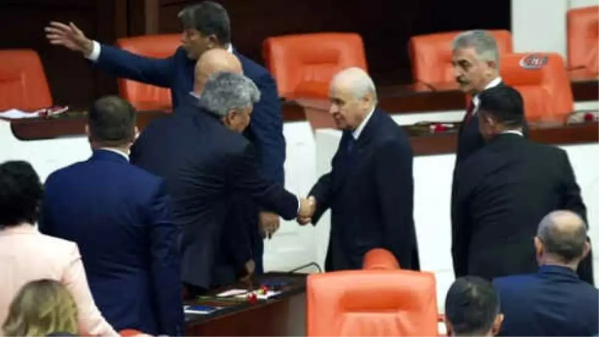 İyi Parti Milletvekili Bahçeli\'nin Elini Öptü