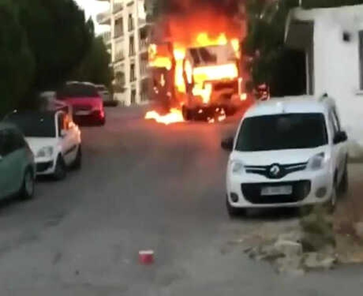 İzmir\'de Yanan Araç, Kendiliğinden Hareket Edip Eve Çarptı: 2 Yaralı