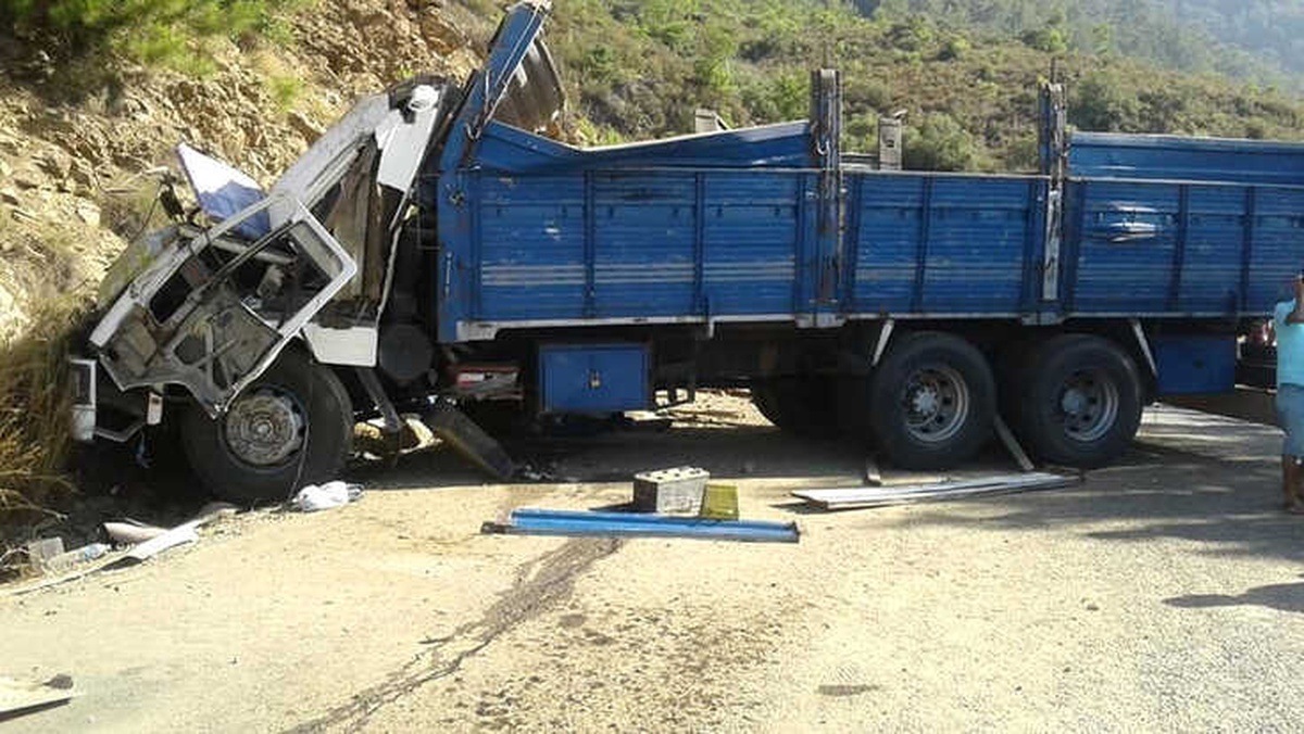 Kamyon ve Kayalıklar Arasında Sıkışan Sürücü Hayatını Kaybetti