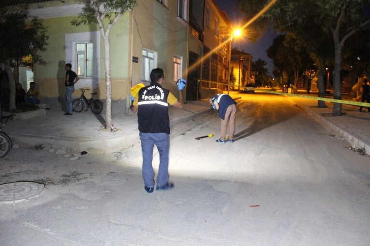 Karaman\'da Parkta Oturanların Üzerine Silahla Ateş Edildi: 2 Yaralı