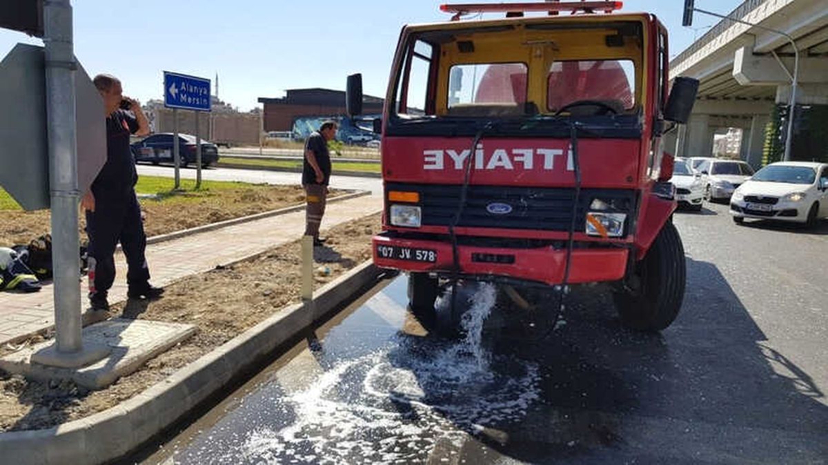 Manavgat\'ta İtfaiye ile Hafif Ticari Araç Çarpıştı: 3 Yaralı