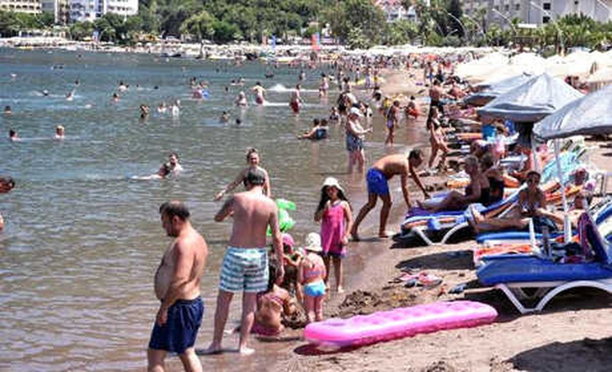 Marmaris\'te Sokaklar Boşaldı, Plajlar Doldu