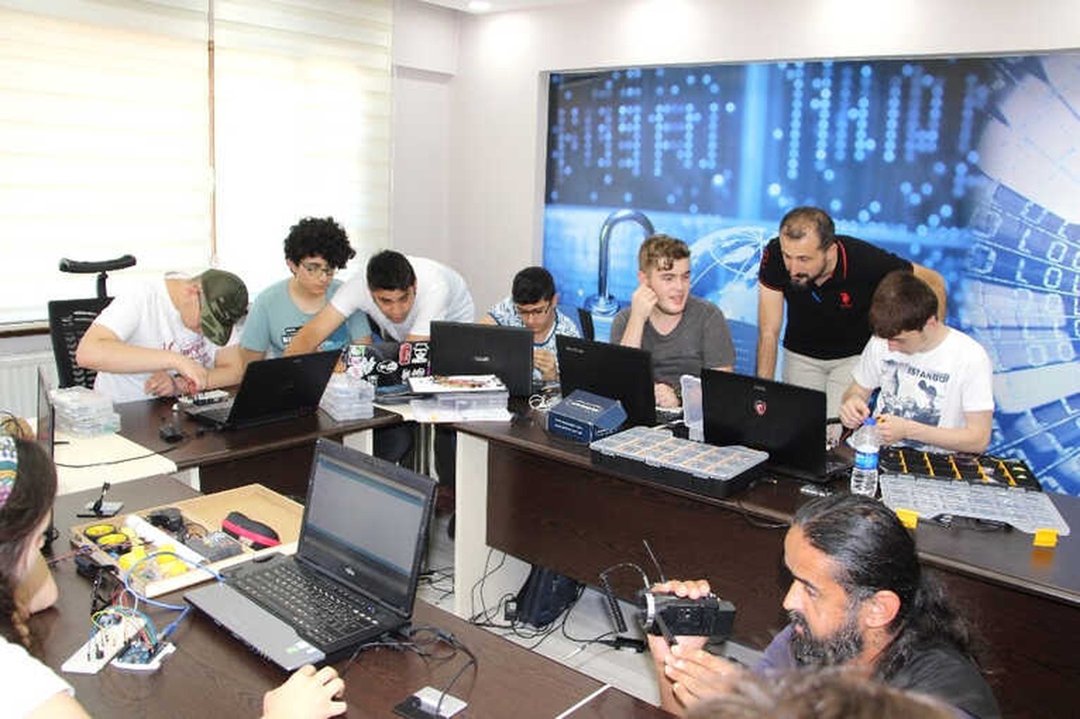 Türkiye Genç Yazılımcılarını Yetiştiriyor