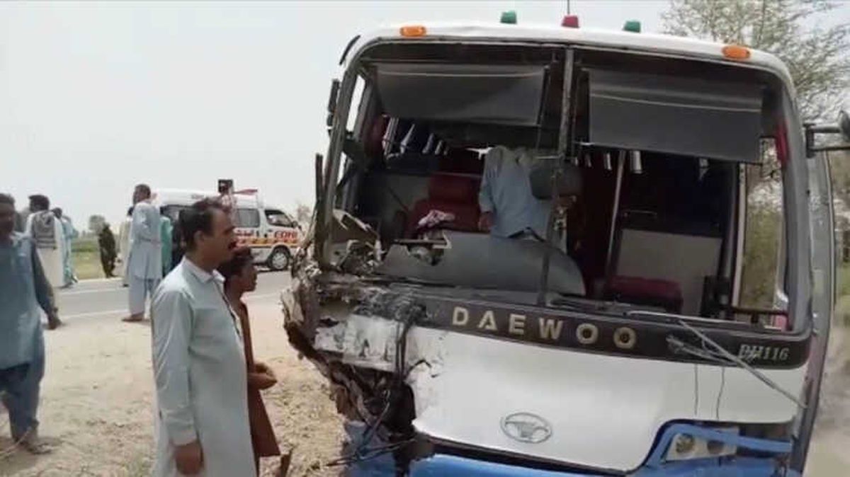 Pakistan\'da Aşırı Hız Can Aldı: 15 Ölü