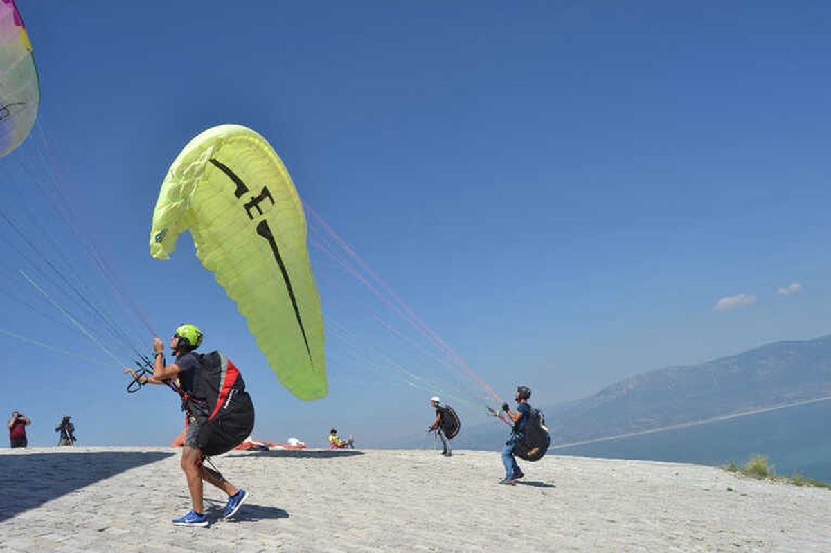 Paraşütçüler, Burdur\'da Yarıştı