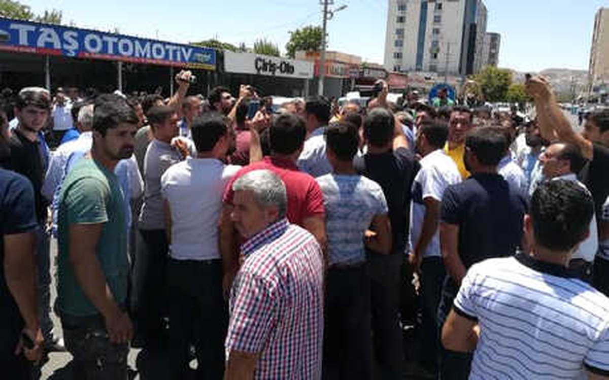 Şanlıurfa\'da Oto Galericilerin Dükkan Tepkisi