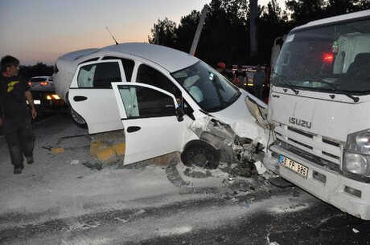 Uşak\'ta Freni Boşalan Kamyon Dehşet Saçtı: 1 Ölü, 3\'ü Ağır 18 Yaralı