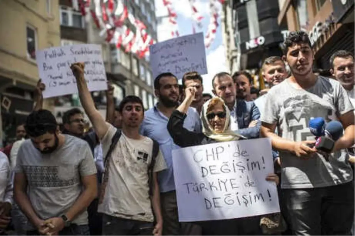 Bir Grup CHP\'li Genç, CHP İstanbul İl Başkanlığı Önünde Eylem Yaptı