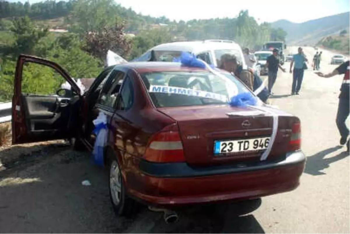 Elazığ\'da Sünnet Arabası Kaza Yaptı: 3\'ü Çocuk, 6 Yaralı