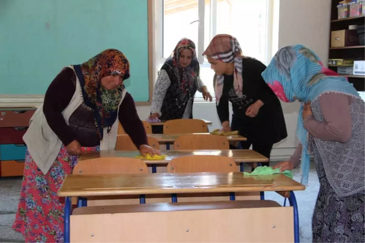 Öğrenci Velileri, Çocukları İçin Köy Okulunu Yeniledi