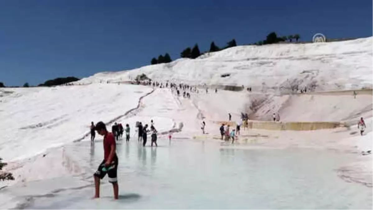 Pamukkale\'de Tatilci Yoğunluğu