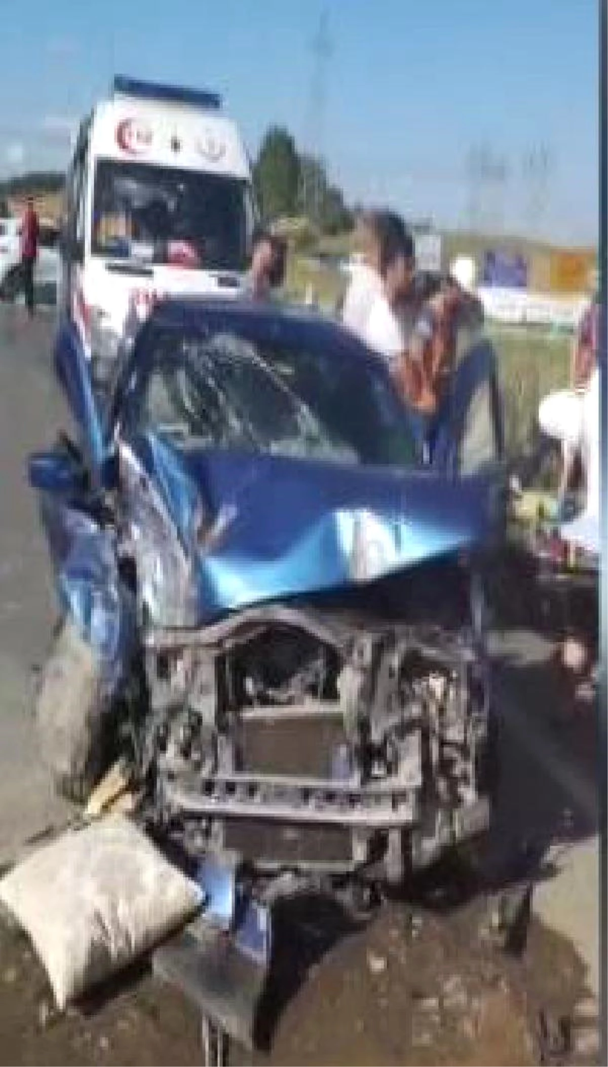 Pendik\'te İki Otomobil Kafa Kafaya Çarpıştı: 8 Yaralı