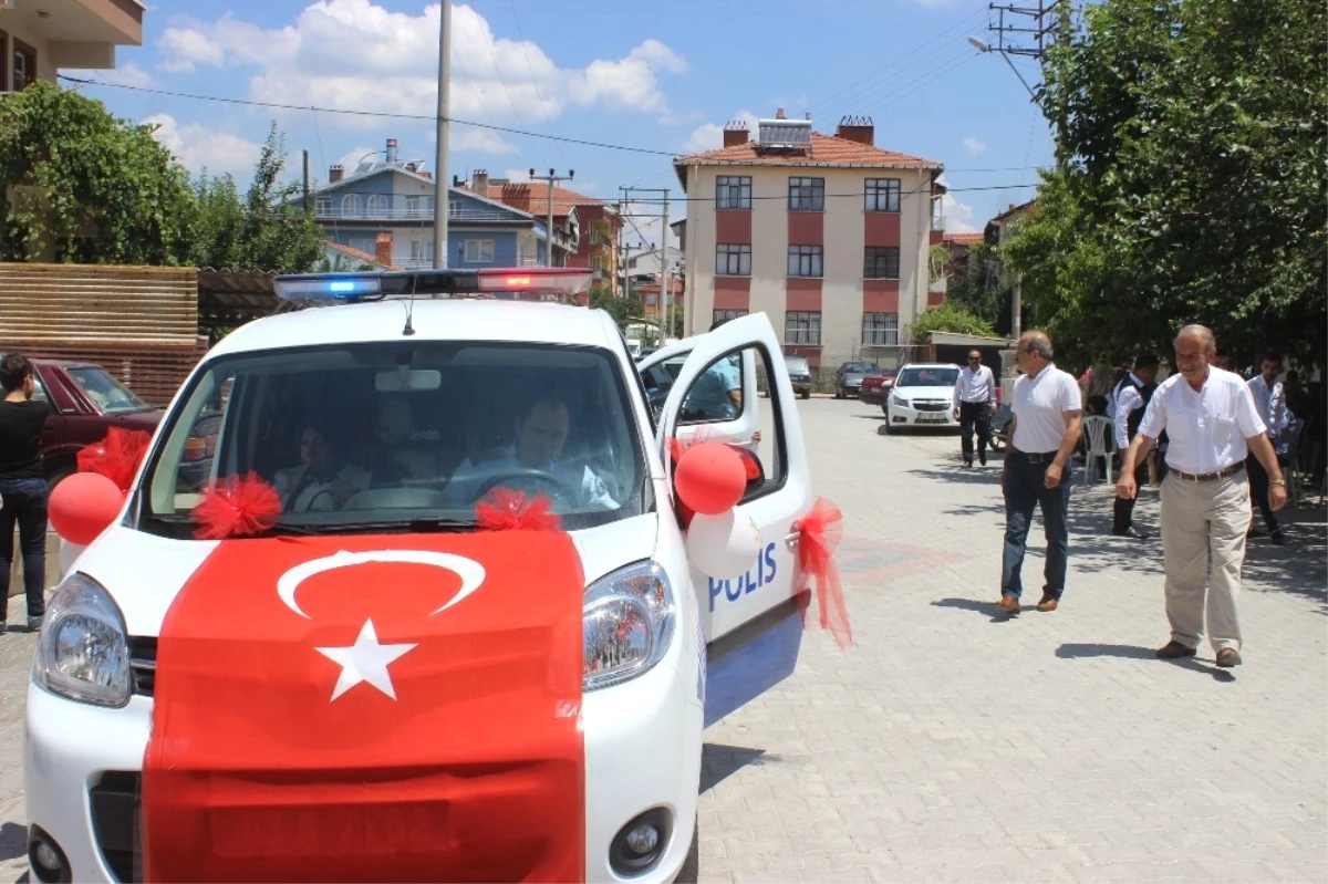 Polis Aracı Şehit Kardeşine Sünnet Arabası Oldu