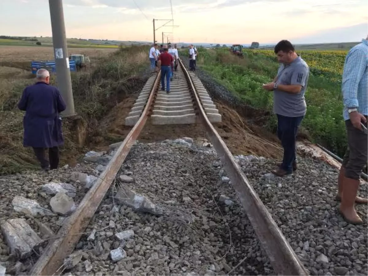 Tekirdağ\'da Yolcu Treninin 5 Vagonu Devrildi: Ölü ve Yaralılar Var (4)