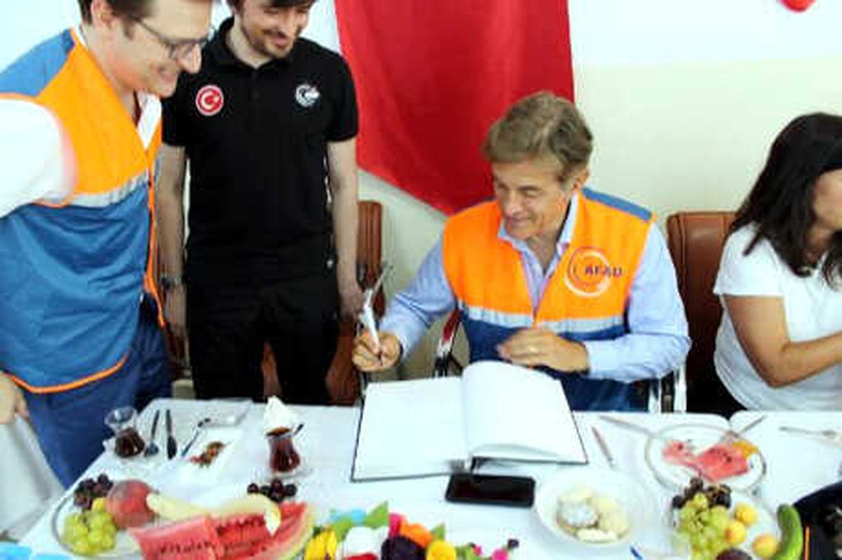 Ünlü Cerrah Mehmet Öz\'den Suriyeli Sığınmacılara Ziyaret