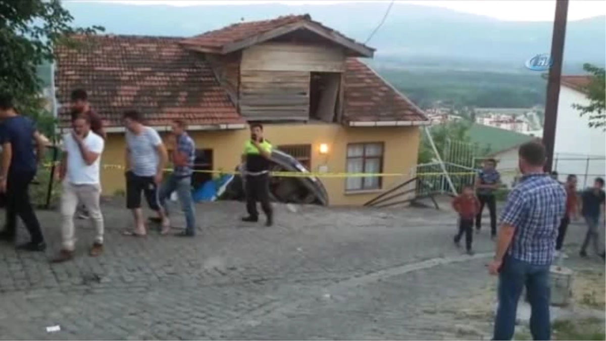 Yokuş Aşağı Kayan Kamyonet Eve Çarparak Durabildi: 10 Yaralı