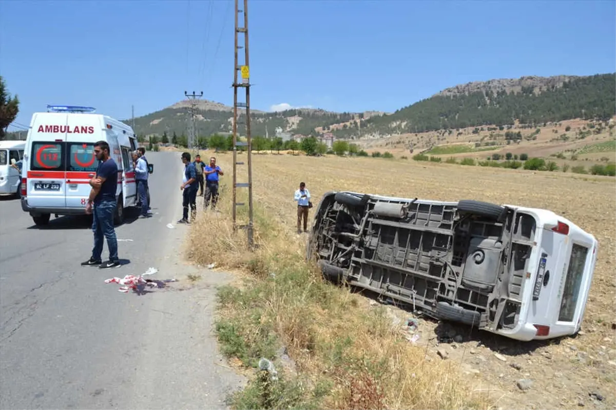 Adıyaman\'da Yolcu Minibüsü Devrildi: 1 Ölü, 1 Yaralı