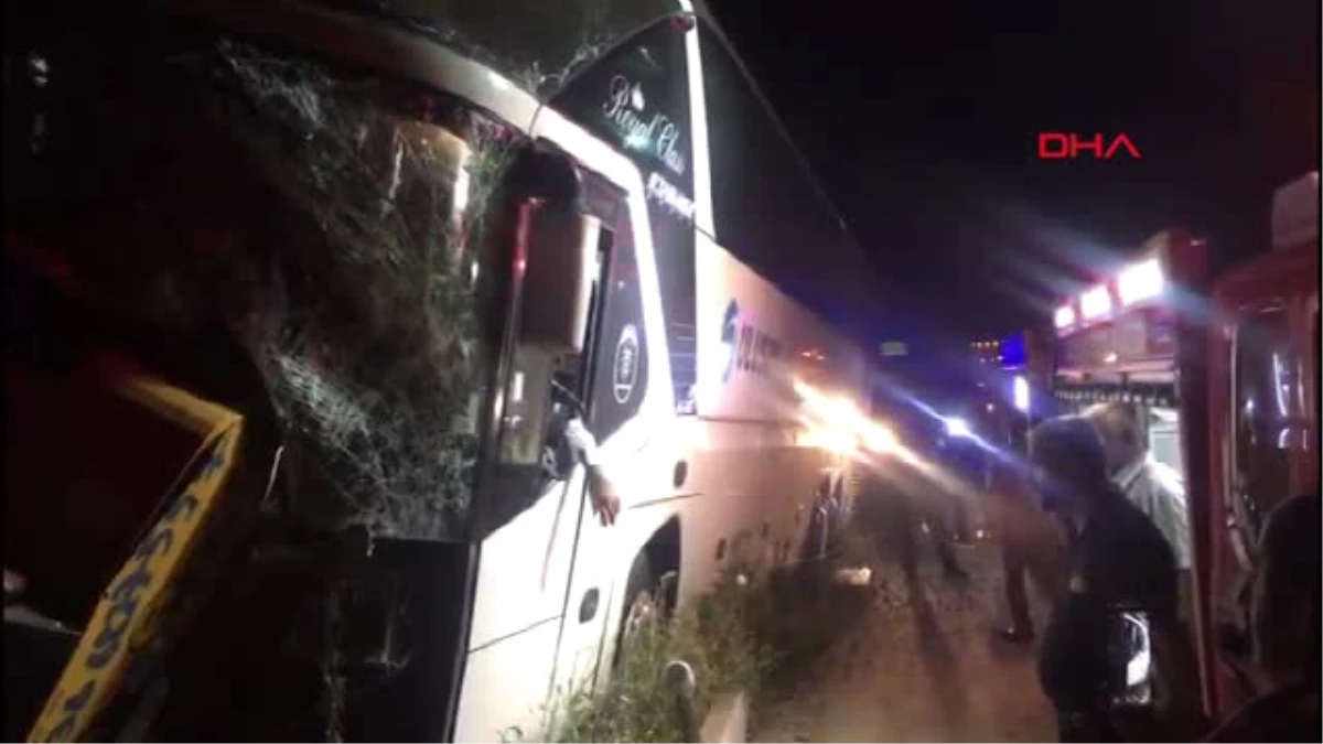 Afyonkarahisar Yolcu Otobüsü Traktör Çarpıştı: 2 Ölü, 3 Yaralı