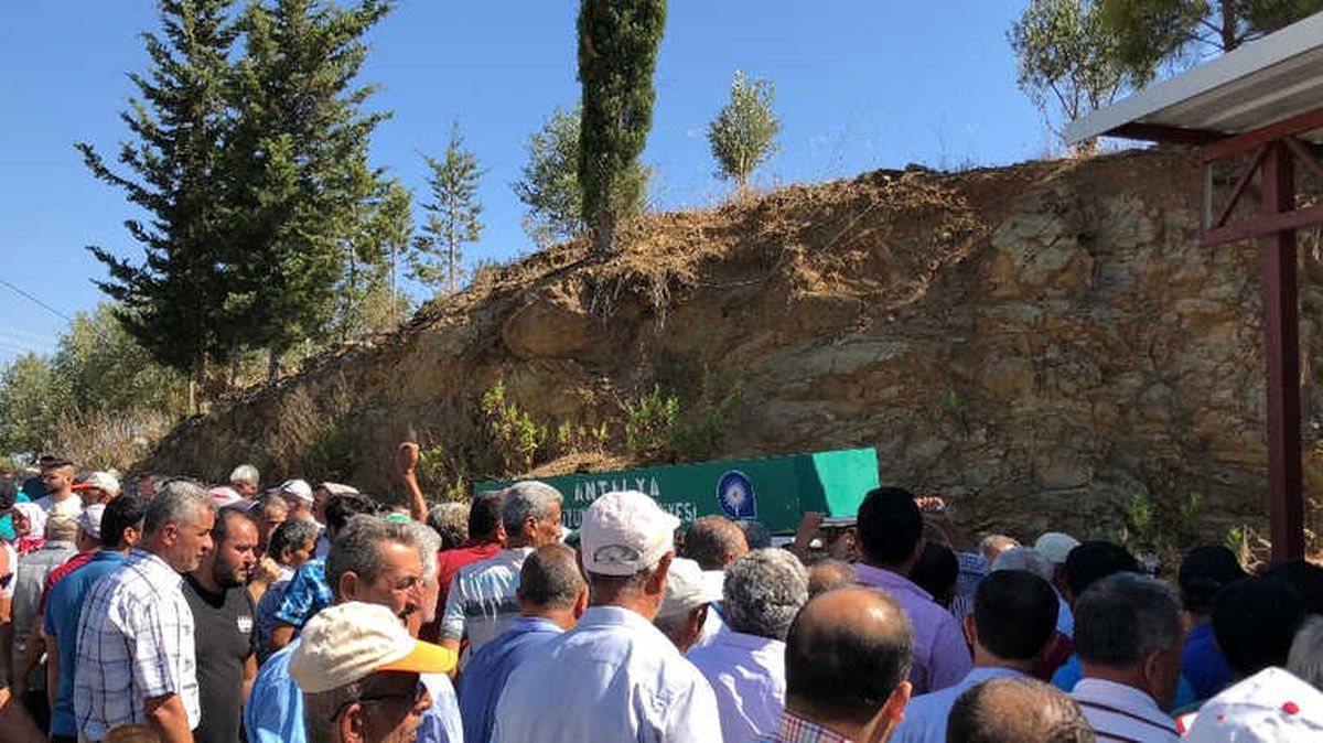 Antalya\'da Trafik Kazasında Ölen 4 Kişi Toprağa Verildi
