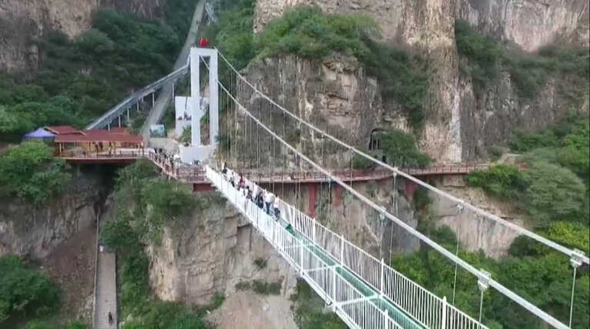 Çin\'de Asma Cam Köprü Açıldı