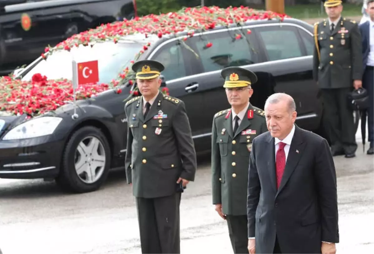 Cumhurbaşkanı Erdoğan Anıtkabir\'i Ziyaret Etti