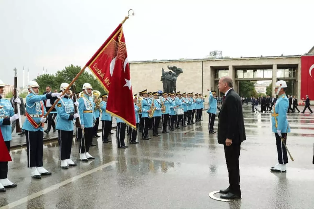 Cumhurbaşkanı Recep Tayyip Erdoğan, TBMM\'den Ayrılarak Anıtkabir\'e Doğru Yola Çıktı.