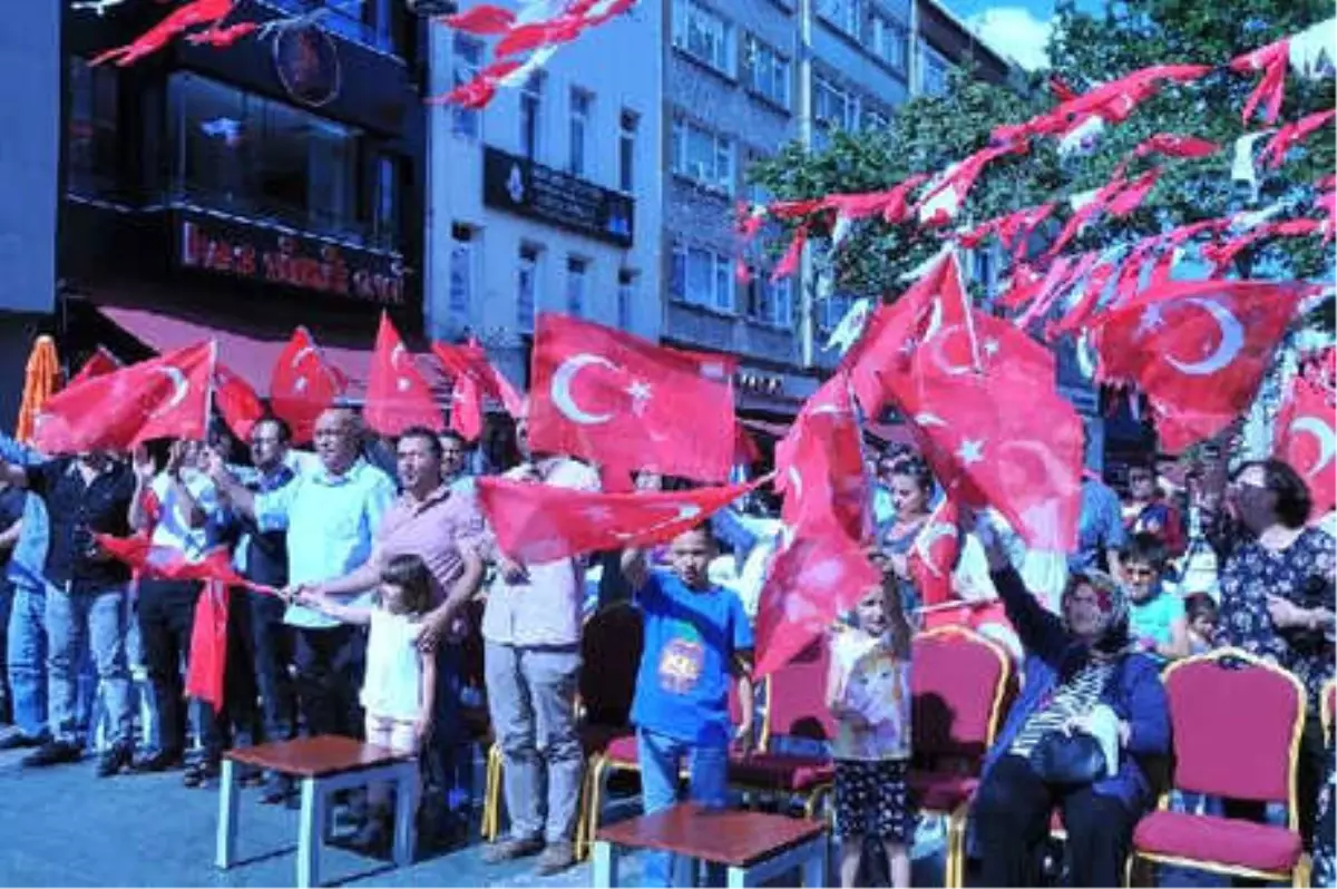 Cumhurbaşkanı Yemin Törenini Kasımpaşa\'da Dev Ekrandan İzlediler