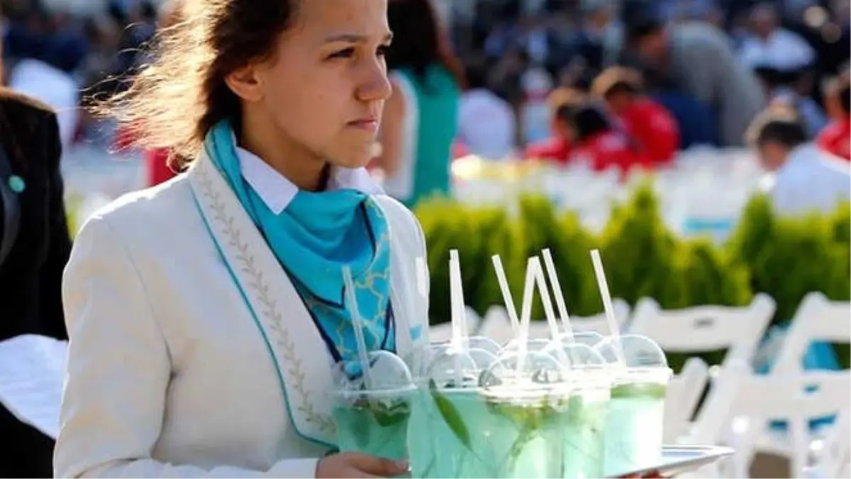 Cumhurbaşkanlığı Külliyesi\'ndeki Törende Konuklara \'Abıhayat\' İkram Edildi