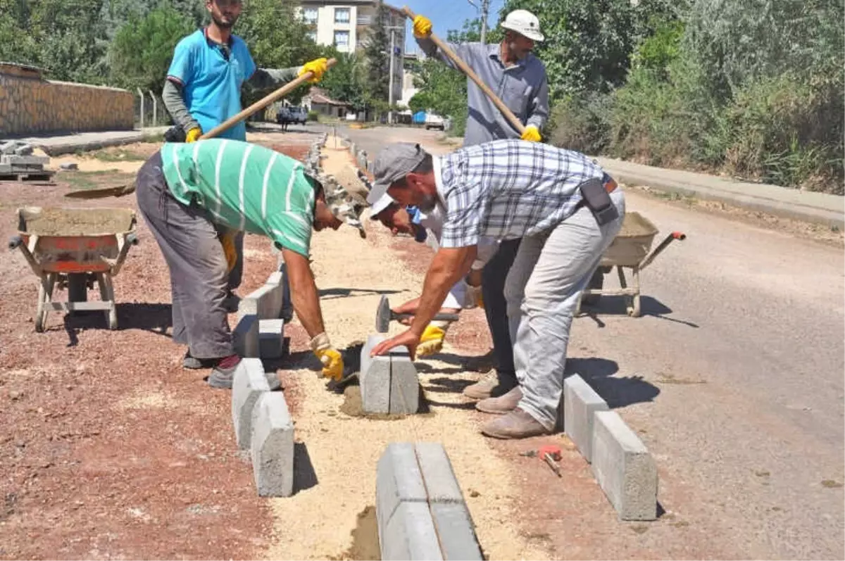 Gölbaşı İlçesinde Kaldırım ve Parke Çalışmaları Devam Ediyor