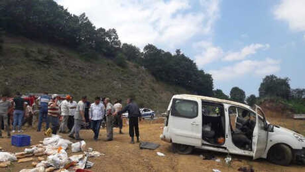 Hafif Ticari Araç Şarampole Uçtu: 1\'i Çocuk, 5 Yaralı