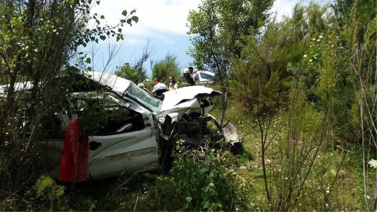 Hafif Ticari Araç Şarampole Yuvarlandı: 2 Ölü, 13 Yaralı