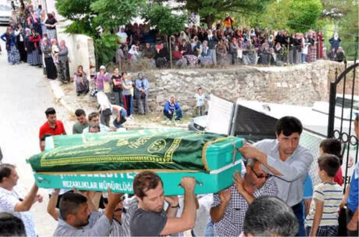 Kamyonun Dehşet Saçtığı Kazada Ölen 2 Kardeş Toprağa Verildi